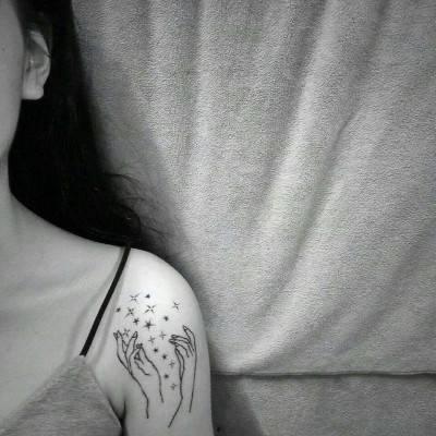 纹身网红女孩吃瓜图片,这表情太传神了！