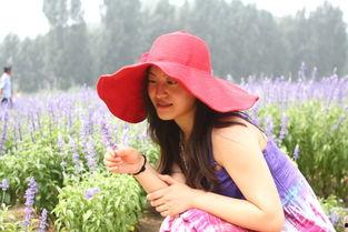 网红女孩拍照吃瓜,美食与时尚的完美融合